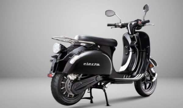 One-Moto е стартираща компания, която в момента работи в Обединените арабски емирства и Обединеното кралство, родена в резултат на декарбонизацията. Топ моделът е Electa, определен от тези, които го произвеждат като модерен електрически скутер, вдъхновен от ретро дизайн, много лесен за разпознаване. 

Има електромотор с мощност 4,3 к.с., захранван от 72 V литиево-йонна батерия, достатъчен да осигури, отново според официални данни, пробег до 150 км. На официалния уебсайт той е на цена от 16 450 емиратски дирхама, което се равнява на 4 150 евро плюс ДДС.